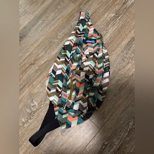 KAVU Original Rope Sling Bag Crossbody Hiking Backpack Green Aztec Geometric